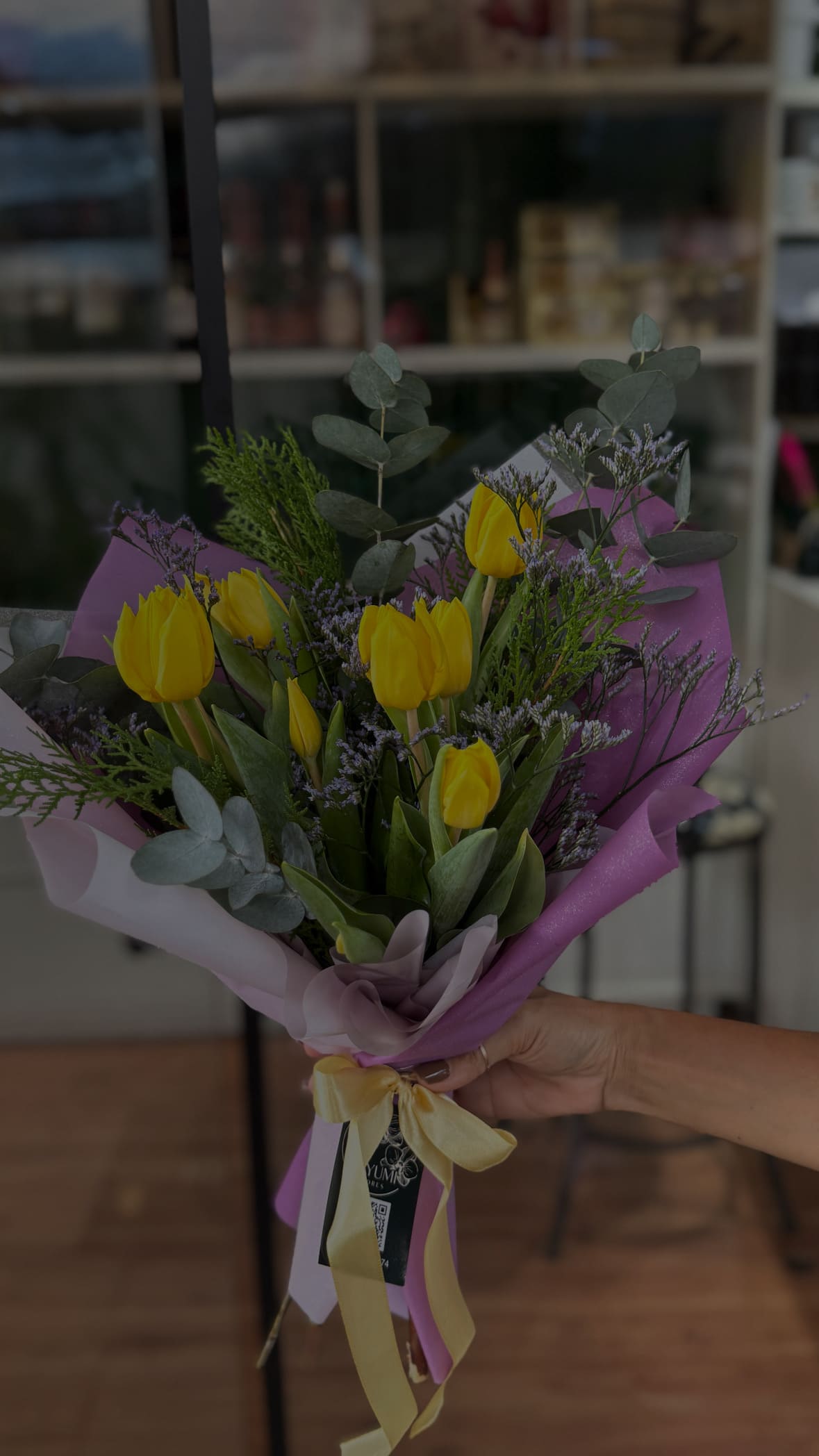 Tulipas amarelas em arranjo elegante
