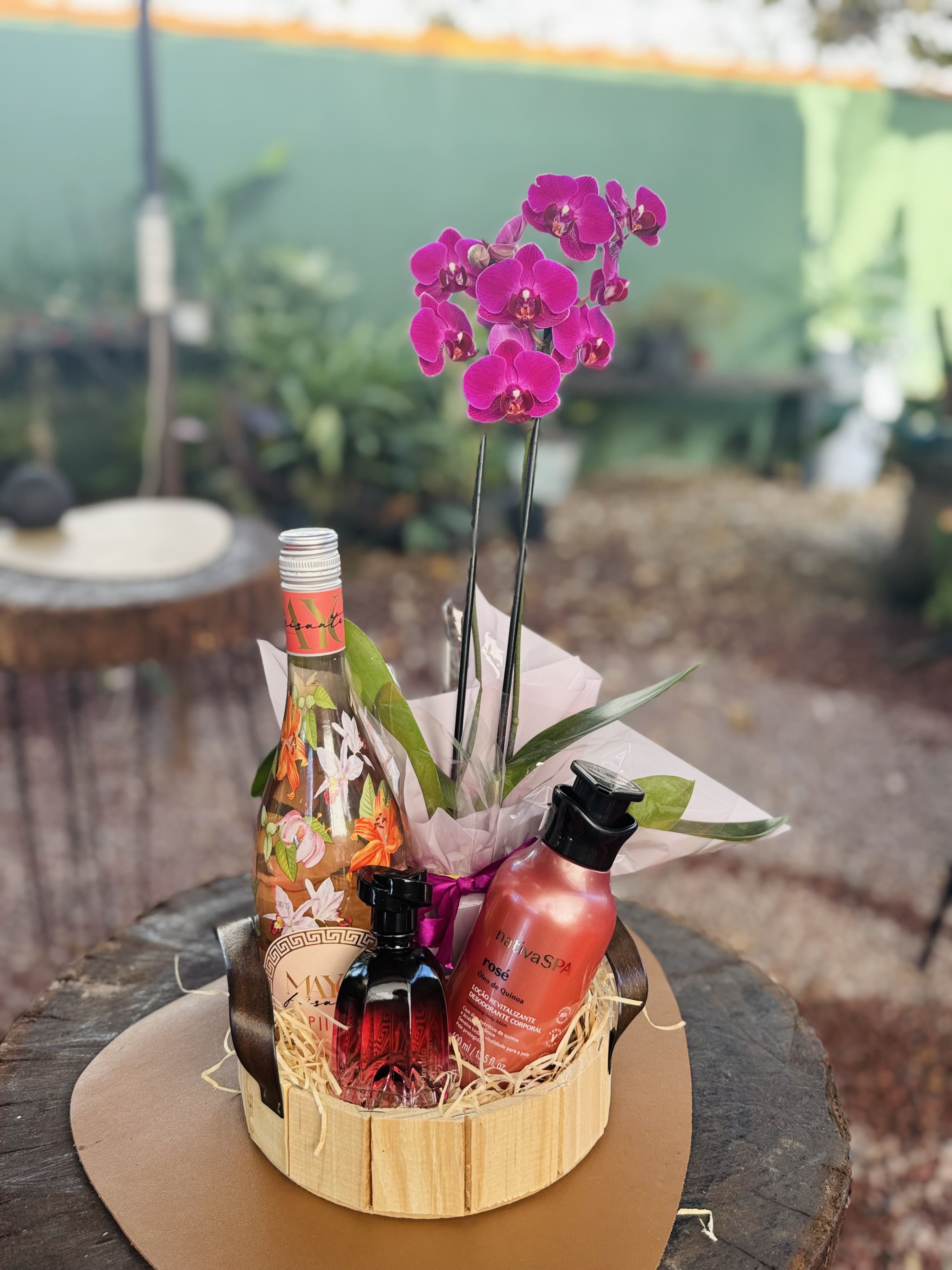 Mini box com orquídea, hidratante e chocolate