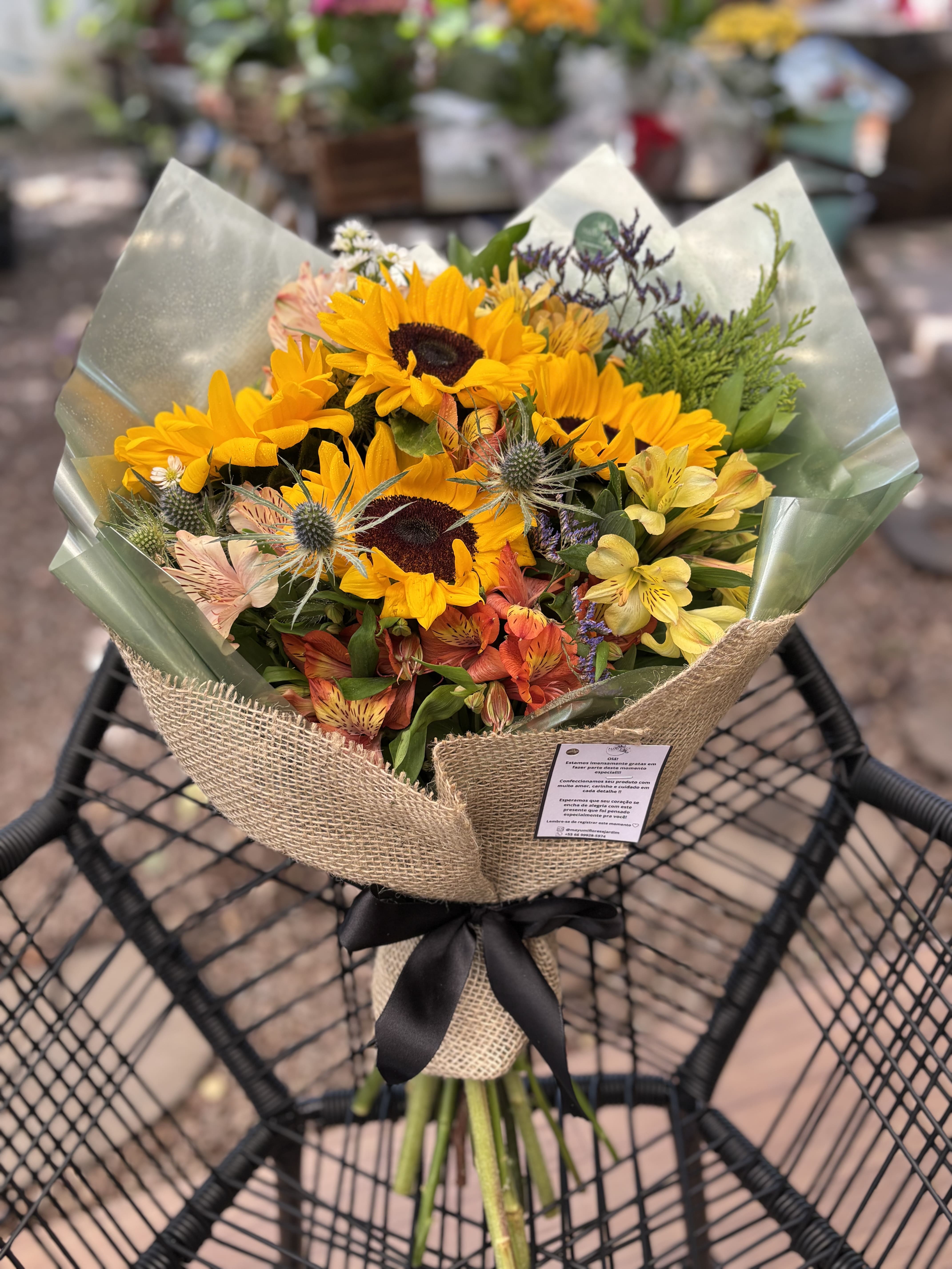 Buquê de girassóis com flores em tons quentes