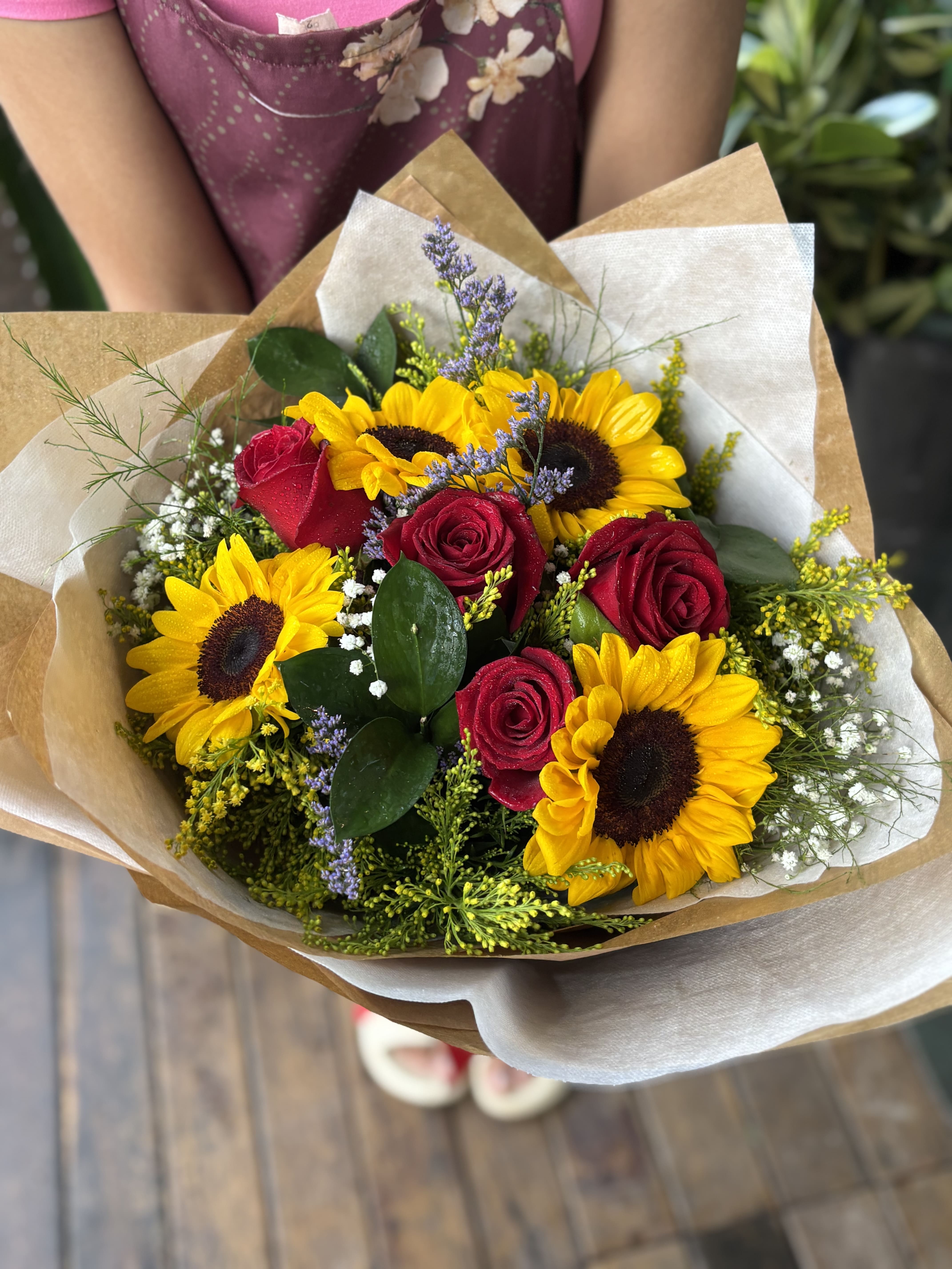 Buquê com lírios brancos e mini rosas