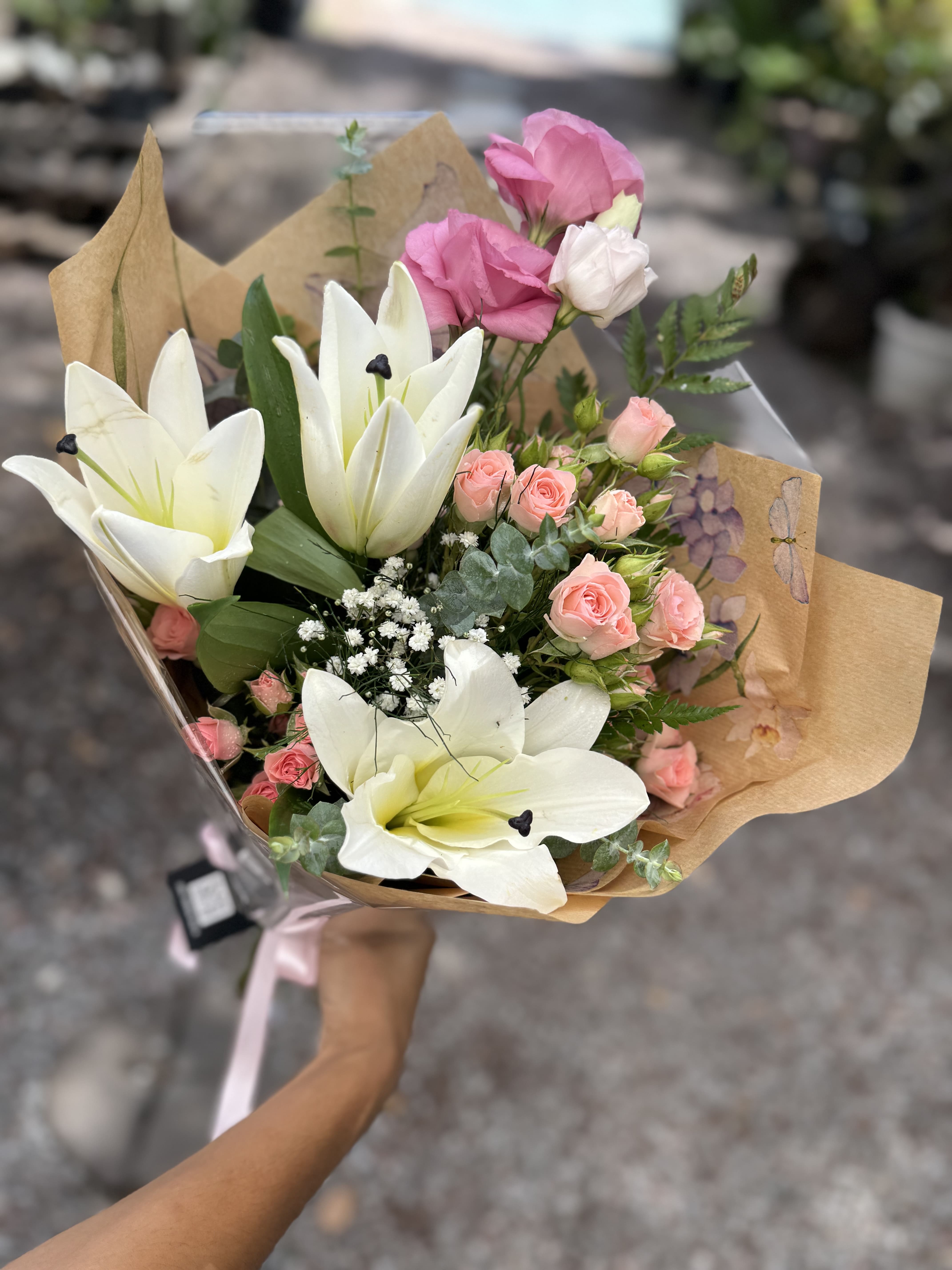 Buquê com lírios brancos e rosas claras
